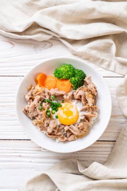 Donburi, domuz eti Pilav kasesi onsen yumurta ve sebze - Japon gıda tarzı