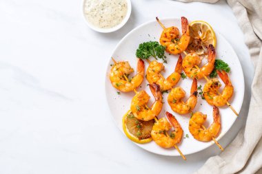 Limon - deniz ürünleri tarzı ile ızgara kaplan karides şiş