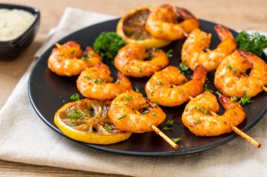 Limon - deniz ürünleri tarzı ile ızgara kaplan karides şiş