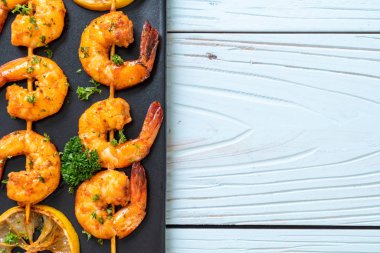 Limon - deniz ürünleri tarzı ile ızgara kaplan karides şiş