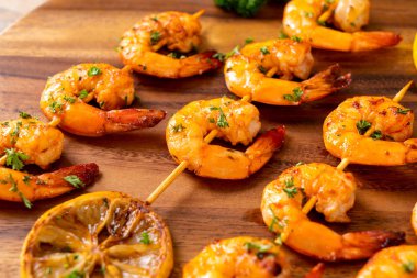 Limon - deniz ürünleri tarzı ile ızgara kaplan karides şiş