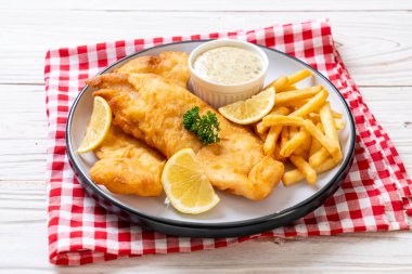 Balık ve patates kızartması. Sağlıksız yiyecekler.