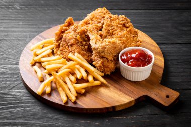Kızarmış tavuk, patates kızartması ve nugget yemeği. Abur cubur ve sağlıksız yemek.