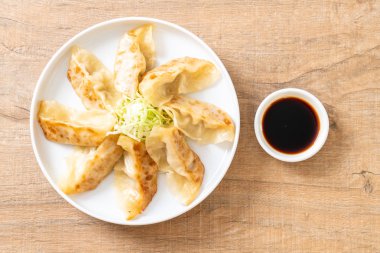 Japon gyoza 'sı ya da soya soslu hamur tatlısı.