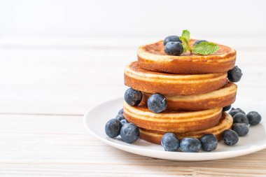 Taze yaban mersinli gözleme.