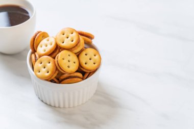 Hindistan cevizli bisküvi ve ananas reçeli.