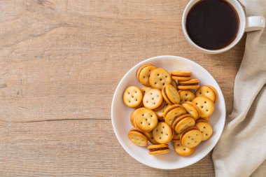 Hindistan cevizli bisküvi ve ananas reçeli.