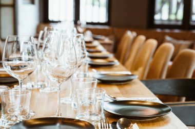 yemek tablo set - seçici odak noktası üzerinde boş bardak