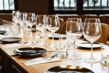 yemek tablo set - seçici odak noktası üzerinde boş bardak