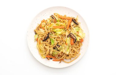 sebze izole üzerinde beyaz arka plan ile tavada kızartılmış yakisoba şehriye