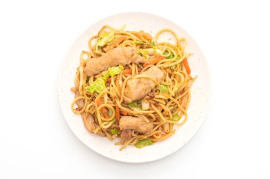 tavada kızartılmış yakisoba noodle beyaz arka plan üzerinde izole domuz eti ile
