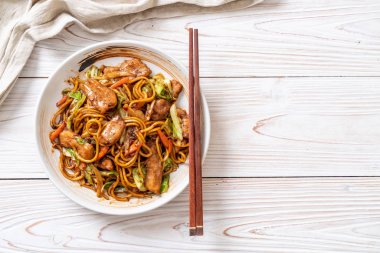 tavada kızartılmış yakisoba noodle pork - Asya gıda tarzı ile