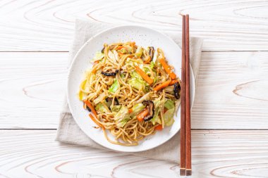 tavada kızartılmış yakisoba noodle sebzeli - vegan ve vejetaryen yiyecekler