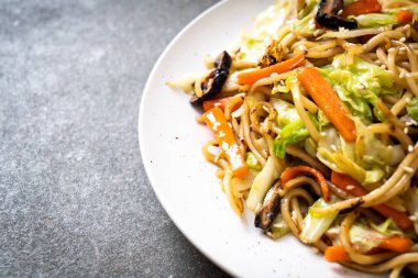 tavada kızartılmış yakisoba noodle sebzeli - vegan ve vejetaryen yiyecekler