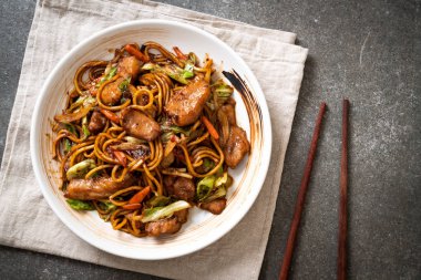 tavada kızartılmış yakisoba noodle pork - Asya gıda tarzı ile