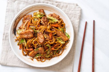 tavada kızartılmış yakisoba noodle pork - Asya gıda tarzı ile