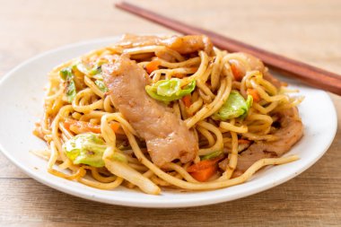 tavada kızartılmış yakisoba noodle pork - Asya gıda tarzı ile
