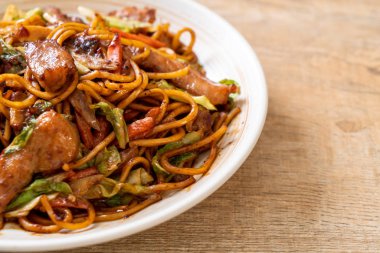 tavada kızartılmış yakisoba noodle pork - Asya gıda tarzı ile