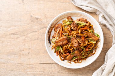 tavada kızartılmış yakisoba noodle pork - Asya gıda tarzı ile