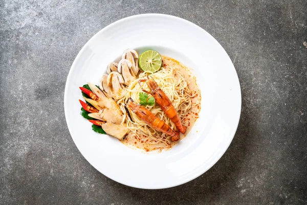 Baharatlı karides spagetti makarna (Tom Yum Goong) - İtalyan Füzyon gıda tarzı