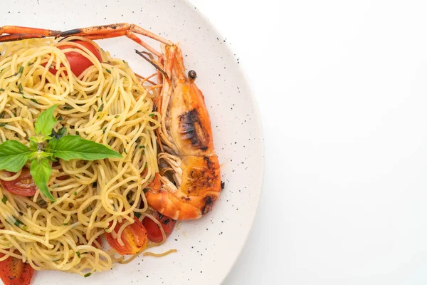 Gebratene Spaghetti Mit Gegrillten Garnelen Und Tomaten Auf Weißem Hintergrund — Stockfoto