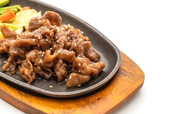 sıcak beyaz arka plan üzerinde izole plaka üzerinde domuz biftek dilimlenmiş