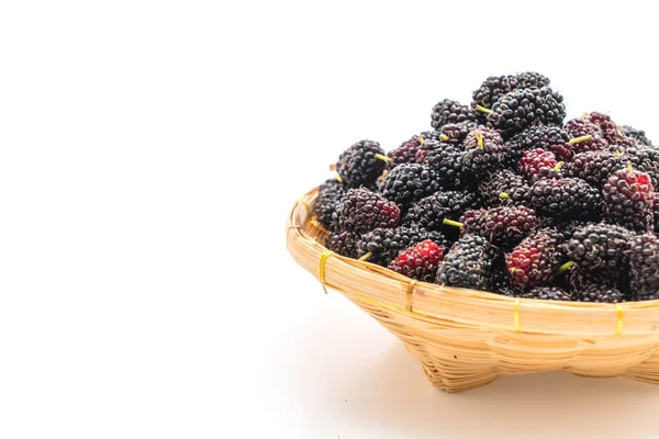 Beyaz arka planda izole edilmiş taze dut.