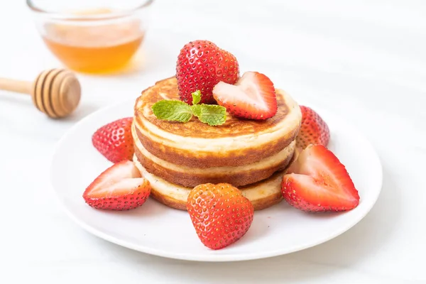 Souffle Pannkaka Med Färska Jordgubbar — Stockfoto