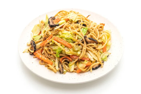 sebze izole üzerinde beyaz arka plan ile tavada kızartılmış yakisoba şehriye