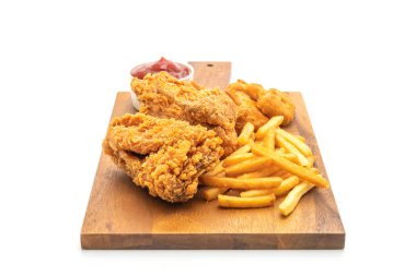 Beyaz arka plan üzerinde izole kızarmış tavuk patates kızartması ve nuggets yemek (abur cubur ve sağlıksız yiyecek)