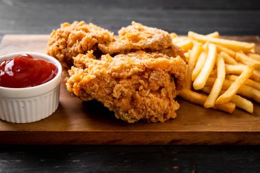 Kızarmış tavuk, patates kızartması ve nugget yemeği. Abur cubur ve sağlıksız yemek.