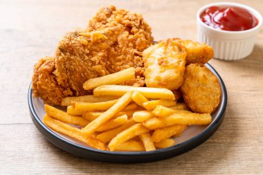 Kızarmış tavuk, patates kızartması ve nugget yemeği. Abur cubur ve sağlıksız yemek.