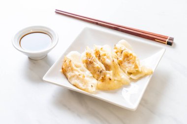 Japon gyoza 'sı ya da soya soslu hamur tatlısı.