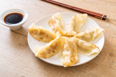 Japon gyoza 'sı ya da soya soslu hamur tatlısı.