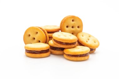 Beyaz arka planda izole edilmiş ananas reçelli hindistan cevizi bisküvisi