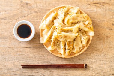 Japon gyoza 'sı ya da soya soslu hamur tatlısı.