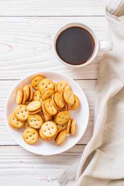 Hindistan cevizli bisküvi ve ananas reçeli.