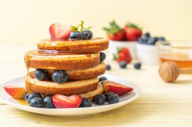 taze yaban mersini, taze çilek ve bal ile sufle gözleme