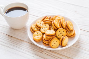 Hindistan cevizli bisküvi ve ananas reçeli.