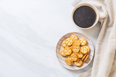 Hindistan cevizli bisküvi ve ananas reçeli.