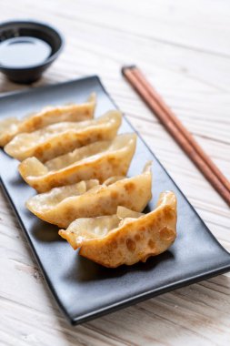 Japon gyoza 'sı ya da soya soslu hamur tatlısı.
