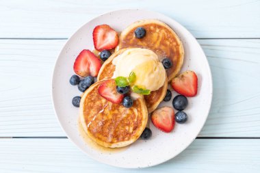 Yabanmersinli gözleme, çilek, bal ve vanilyalı dondurma.