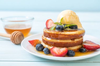 Yabanmersinli gözleme, çilek, bal ve vanilyalı dondurma.