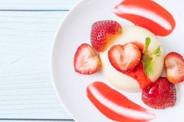 taze çilek - sağlıklı yemek ve tatlı ile yoğurt puding
