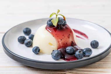 yoğurt puding taze yaban mersini - sağlıklı yemek ve tatlı ile