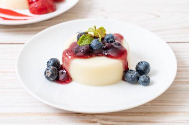 yoğurt puding taze yaban mersini - sağlıklı yemek ve tatlı ile