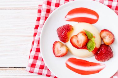 taze çilek - sağlıklı yemek ve tatlı ile yoğurt puding