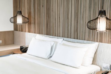 Otel yatak odası iç dekorasyonda yatak üzerinde rahat yastık