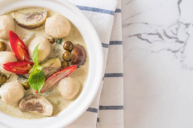 Balık top - Tay gıda ile yeşil köri