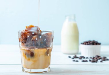 ahşap masa üzerinde sütlü kahve buz küpleri